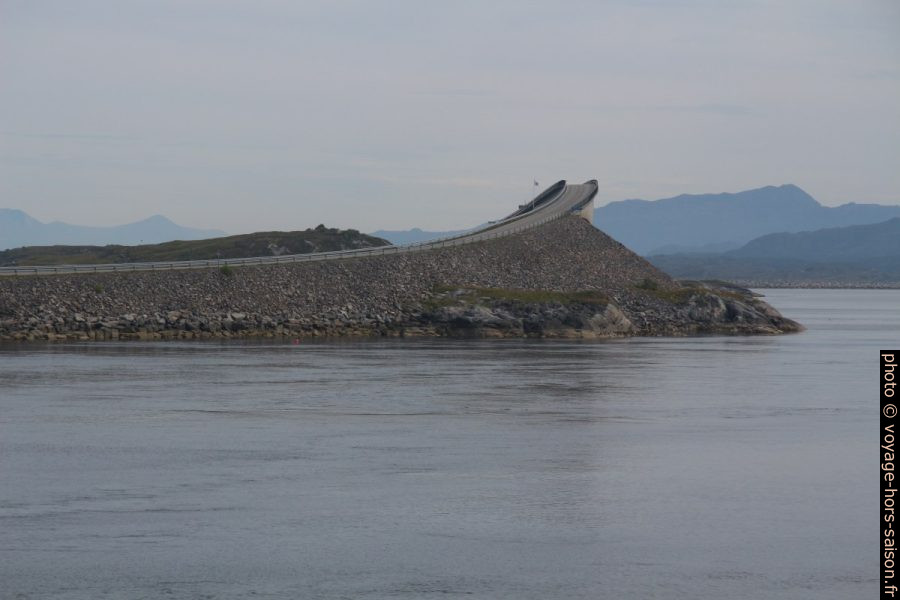 Pont de Storseisundet courbé. Photo © André M. Winter