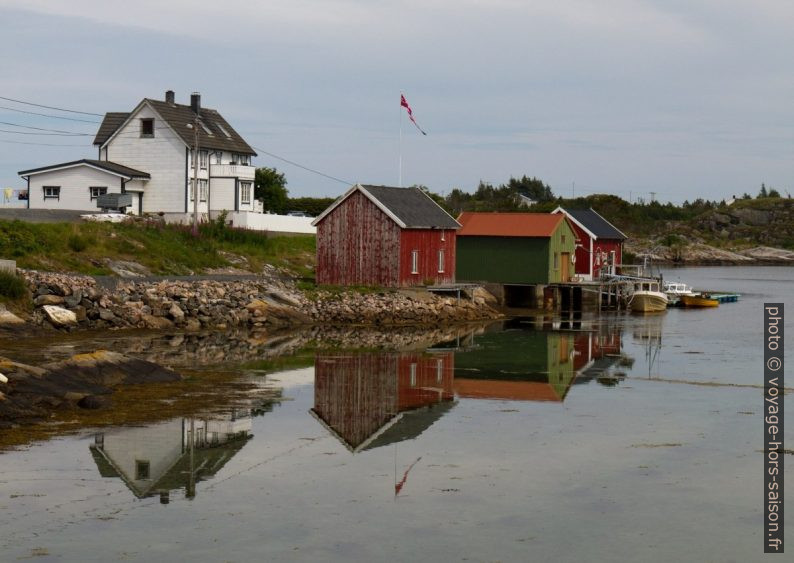 Maison et abris de bateaux sur Litle Tyønnøya. Photo © Alex Medwedeff