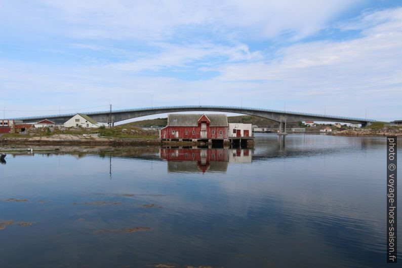 Ancien hangar sous le pont de Tyønnøya. Photo © André M. Winter