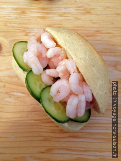 Pain aux crevettes et avec du concombre. Photo © Alex Medwedeff