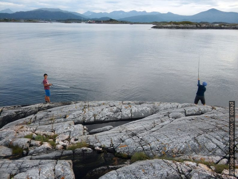 Nicolas et Alex pêchent sur Lysøya. Photo © André M. Winter