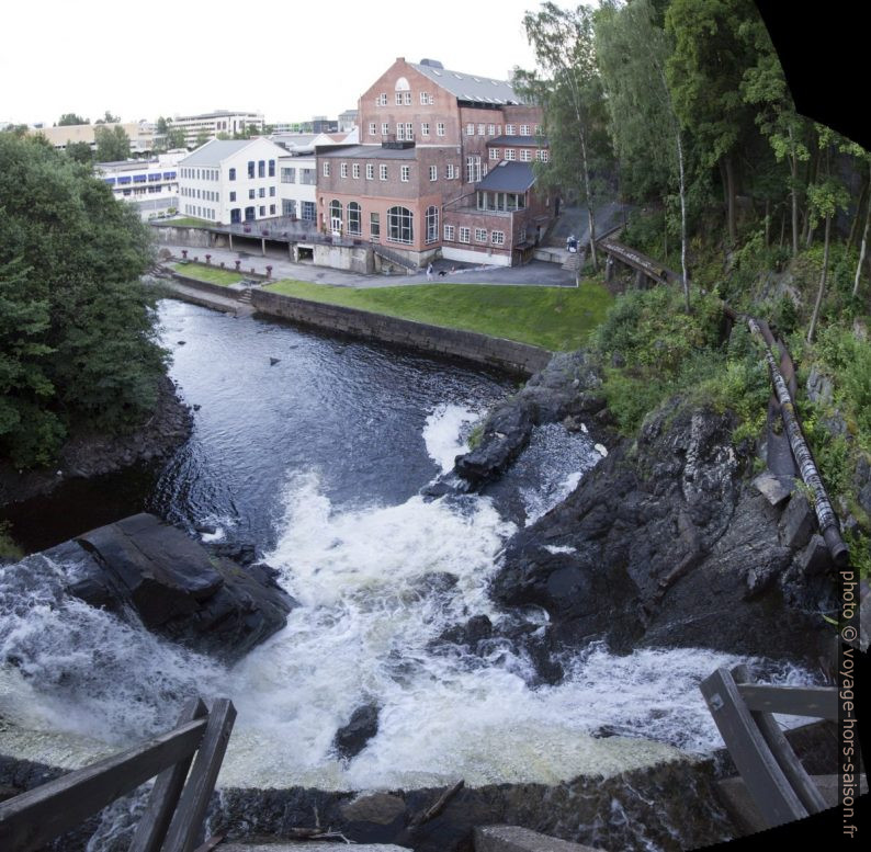 Fåbrofossen et l'ancienne papeterie. Photo © André M. Winter