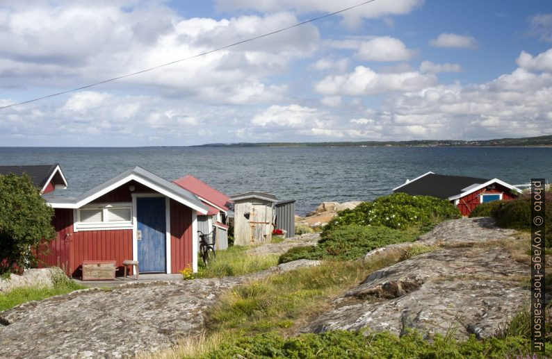 Cabanes sur la côte rocheuse près de Tylösand. Photo © Alex Medwedeff