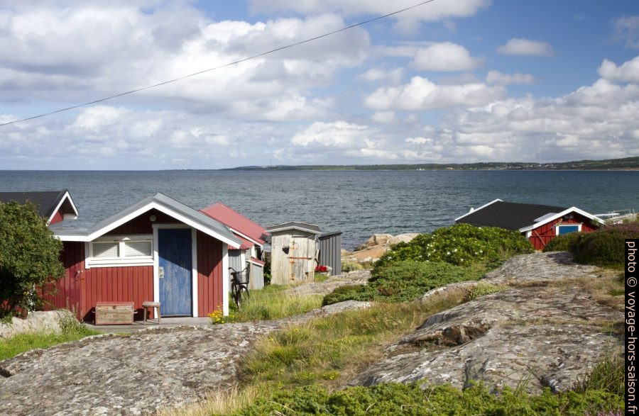 Cabanes sur la côte rocheuse près de Tylösand. Photo © Alex Medwedeff
