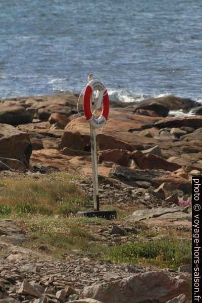 Bouée de sauvetage au cap Tyludden. Photo © André M. Winter