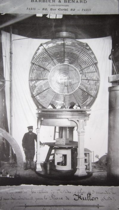 Lentille de Fresnel du phare de Kullen dans les ateliers à Paris