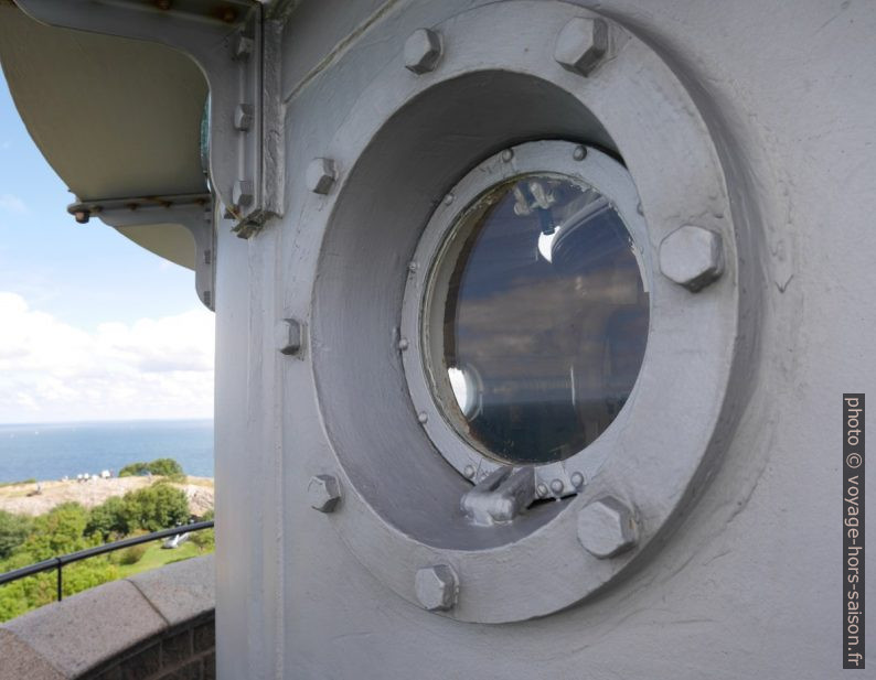 Petit hublot sur le phare de Kullen. Photo © Nicolas Medwedeff