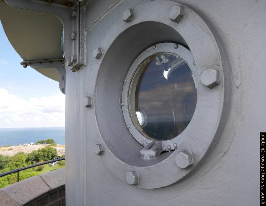 Petit hublot sur le phare de Kullen. Photo © Nicolas Medwedeff
