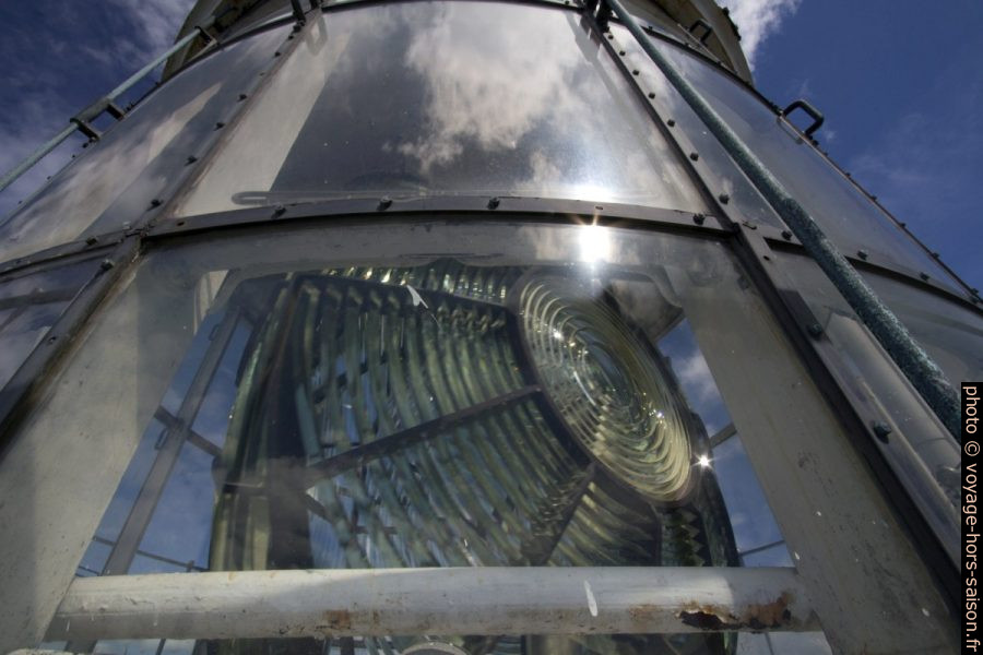 Lentille de Fresnel dans la lanterne du phare de Kullen. Photo © André M. Winter