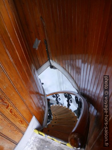 Escalier décoré de lambris dans le phare de Kullen. Photo © Nicolas Medwedeff