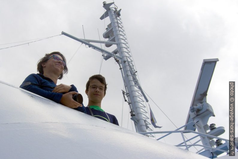 Alex et Nicolas sur le pont supérieur. Photo © André M. Winter