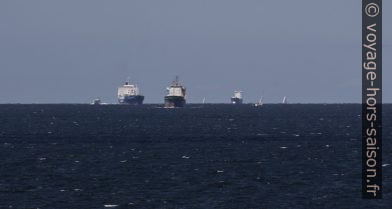 Navires de haute mer rentrant dans le Øresund. Photo © André M. Winter