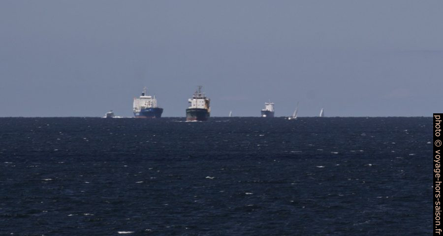 Navires de haute mer rentrant dans le Øresund. Photo © André M. Winter