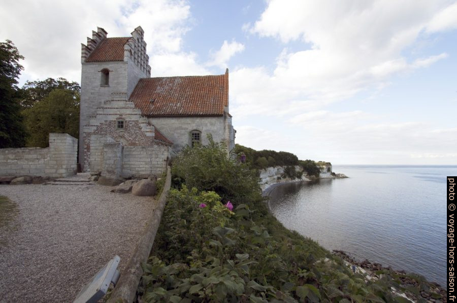 Ancienne église de Højerup au bord des falaises de craie de Stevns Klint. Photo © André M. Winter