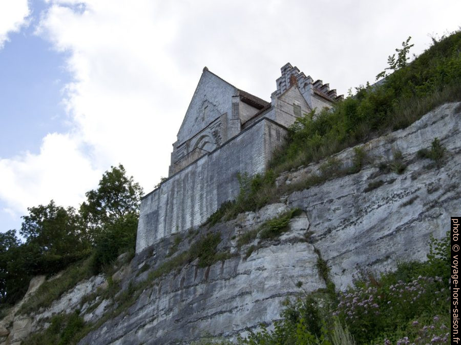Reste de l'ancienne église de Højerup à de Stevns Klint vue d'en bas. Photo © André M. Winter