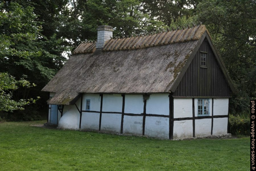 Maison à colombage et avec un toit de chaume. Photo © Alex Medwedeff
