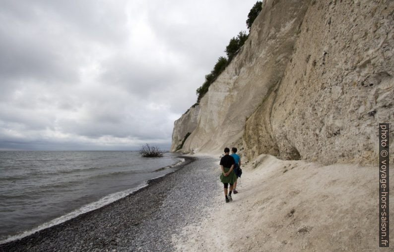 Nicolas et Alex marchent sous Møns Klint. Photo © André M. Winter