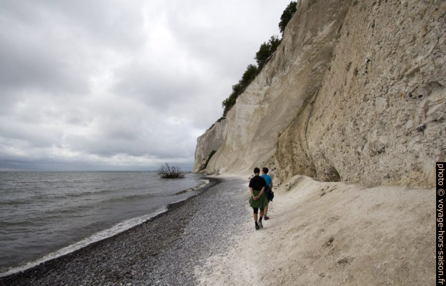 Nicolas et Alex marchent sous Møns Klint. Photo © André M. Winter
