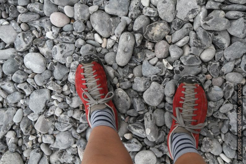 Chaussures blanches de craie sur la plage de Møns Klint. Photo © Alex Medwedeff