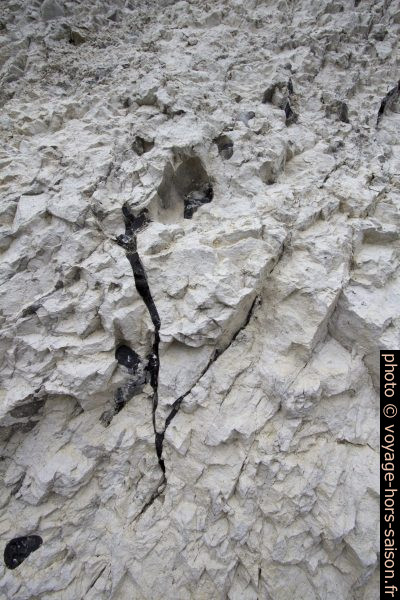 Inclusions irrégulières de silex dans la craie à Møns Klint. Photo © André M. Winter