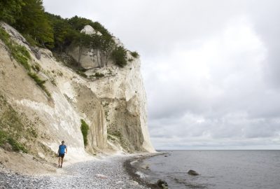 André sur la plage sous Møns Klint. Photo © Alex Medwedeff