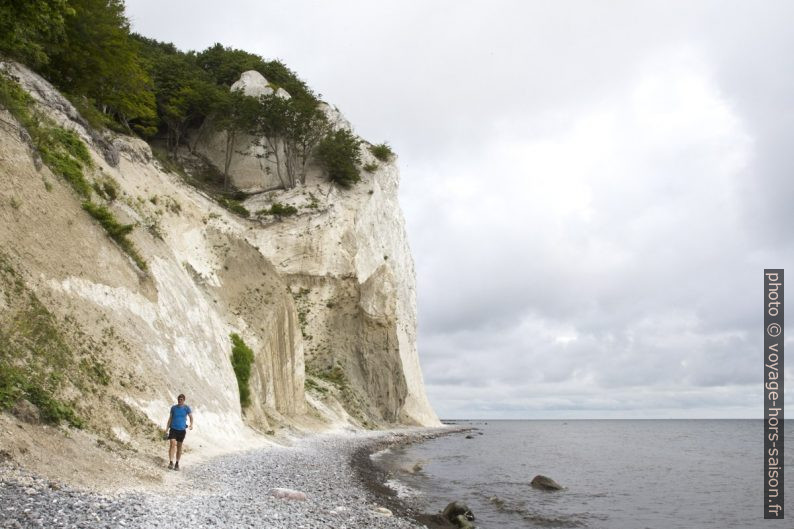 André sur la plage sous Møns Klint. Photo © Alex Medwedeff