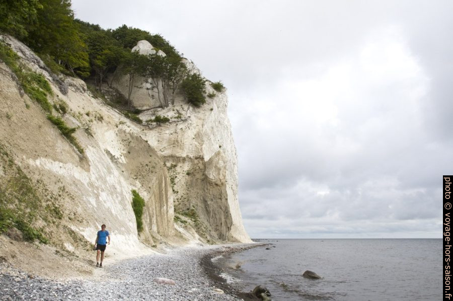André sur la plage sous Møns Klint. Photo © Alex Medwedeff