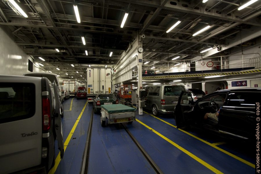 Pont pour voitures, camions et trains d'un ferry de la Vogelfluglinie. Photo © André M. Winter