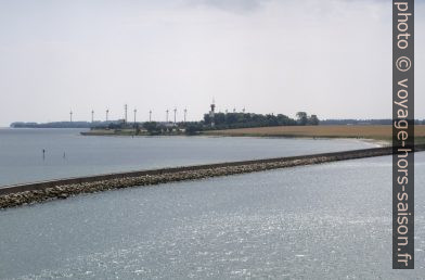 Digue est du port de Puttgarden et phare Marienleuchte. Photo © Alex Medwedeff