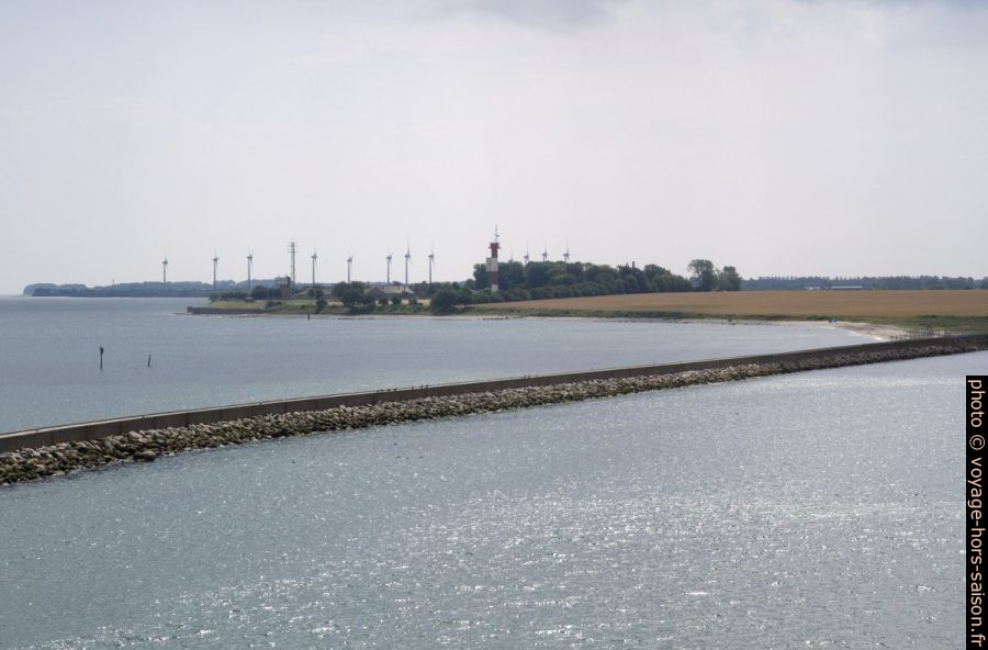 Digue est du port de Puttgarden et phare Marienleuchte. Photo © Alex Medwedeff