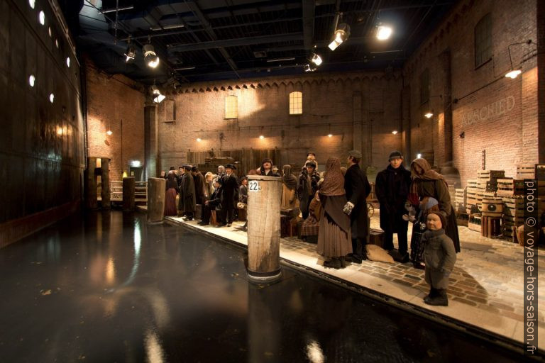 Scène sur le quai d'embarquement de la maison allemande de l'émigration. Photo © André M. Winter