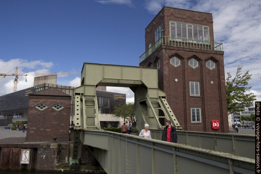 Ancien pont basculant entre vieux et nouveau port de Bremerhaven. Photo © André M. Winter