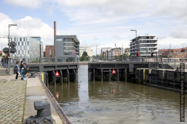 L'écluse Schleuse Neuer Hafen. Photo © André M. Winter