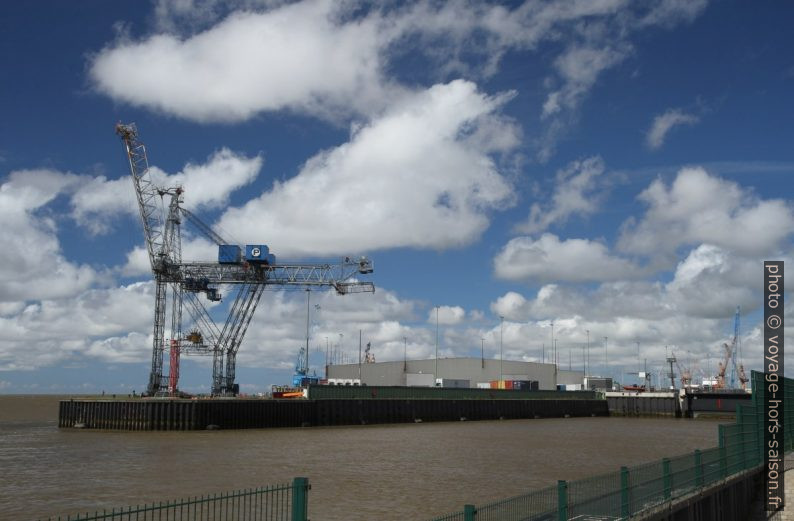 Grues de port de Columbuskaje. Photo © Alex Medwedeff