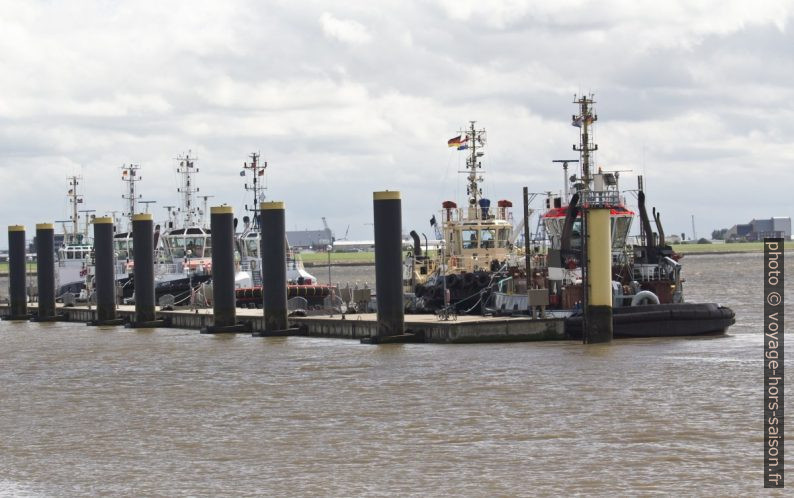 Remorqueurs amarrés au Schlepperpier à Bremerhaven. Photo © André M. Winter