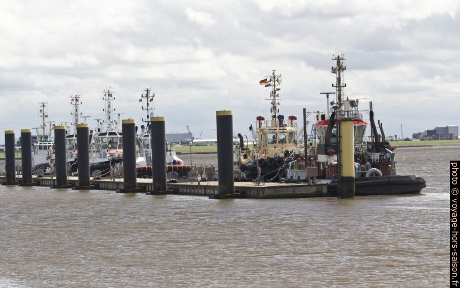 Remorqueurs amarrés au Schlepperpier à Bremerhaven. Photo © André M. Winter