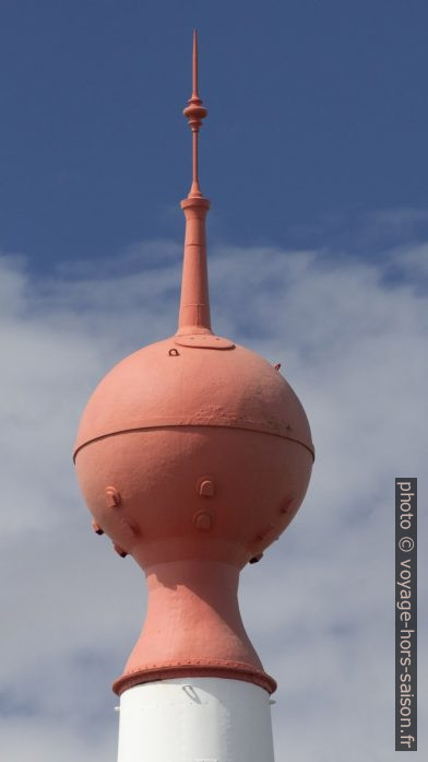 Boule sur le phare Bremerhaven Unterfeuer. Photo © André M. Winter