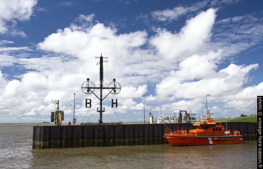 Sémaphore du phare Hohe Weg déplacé à l'écluse du nouveau port de Bremerhaven. Photo © Alex Medwedeff