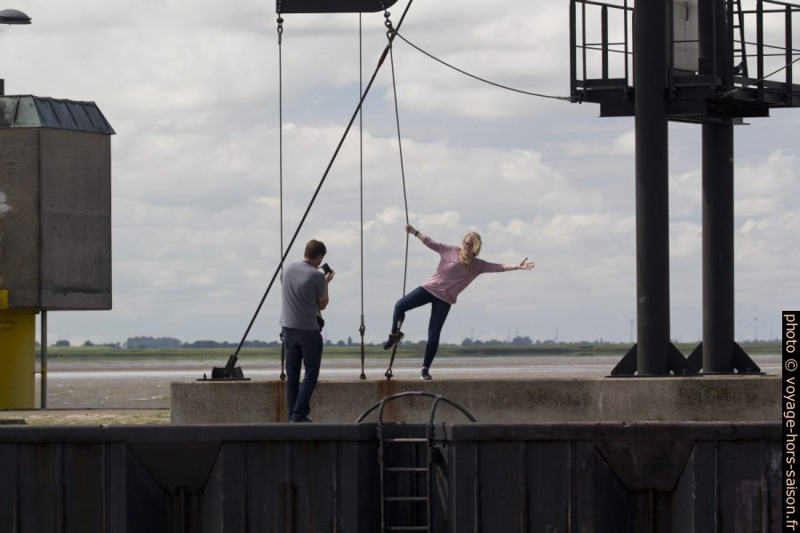 Une femme se met en scène au sémaphore de Bremerhaven. Photo © André M. Winter