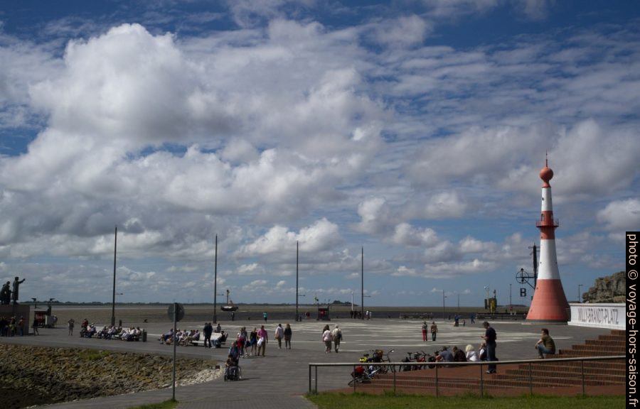 Willy-Brandt-Platz et le phare Bremerhaven Unterfeuer. Photo © Alex Medwedeff