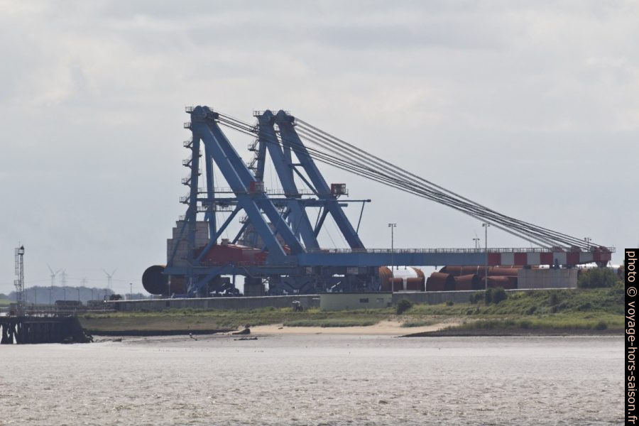 Ponts de grues de port en réparation au sol. Photo © André M. Winter