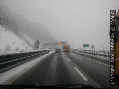 Temps neigeux sur l'autoroute du Brenner. Photo © André M. Winter