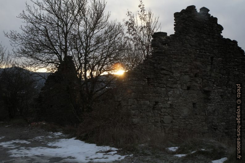 Lever de soleil derrière une ruine à Grondona. Photo © Alex Medwedeff