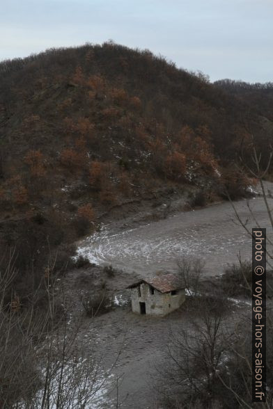 Cabane en ruine dans un pré. Photo © Alex Medwedeff