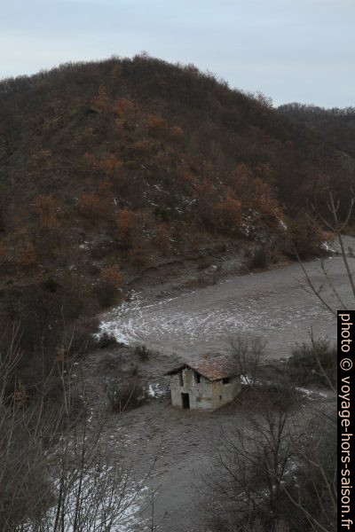 Cabane en ruine dans un pré. Photo © Alex Medwedeff