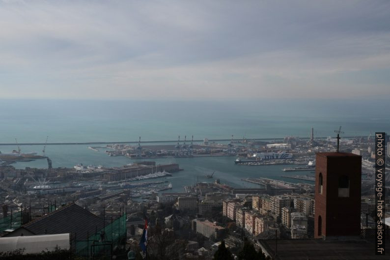 Port de Gênes. Photo © Alex Medwedeff