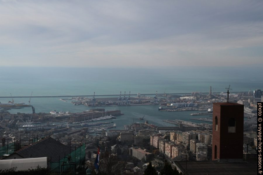 Port de Gênes. Photo © Alex Medwedeff