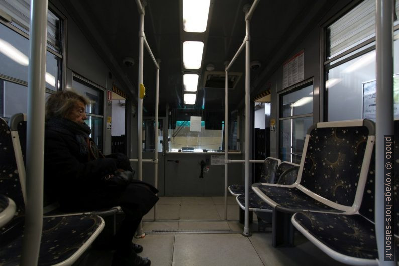 Dans une voiture du funiculaire Zecca-Righi. Photo © André M. Winter