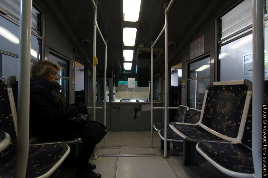 Dans une voiture du funiculaire Zecca-Righi. Photo © André M. Winter