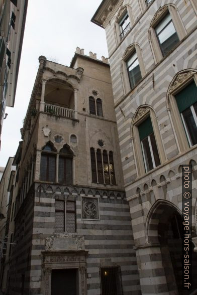 Deux palais de la Piazza San Matteo. Photo © Alex Medwedeff